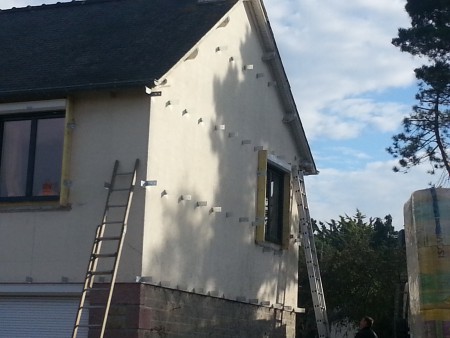 Mise en place des équerres de fixation en vue de l'isolation
